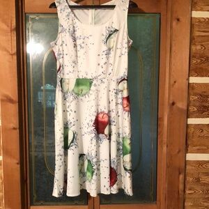 Apple dress sz Medium. Red and Green apples with water splashes. Has Pockets!